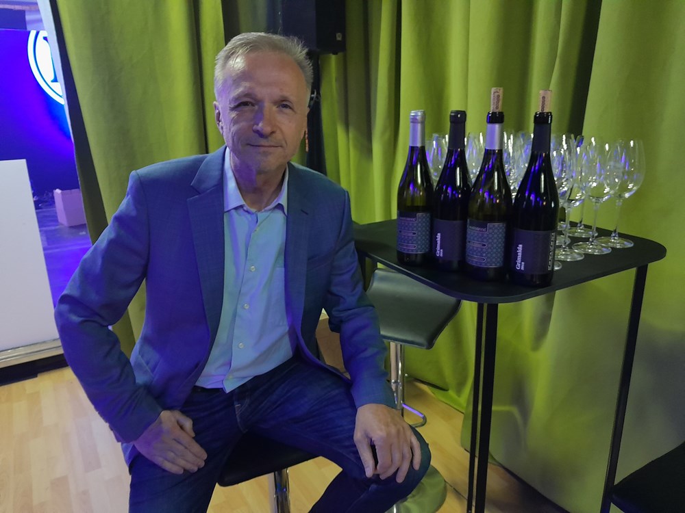 Ivica Matošević i kolekcija vina posvećena Vladi Divljanu koja će uskoro biti promovirana i puštena u prodaju (Snimila Lara Bagar)